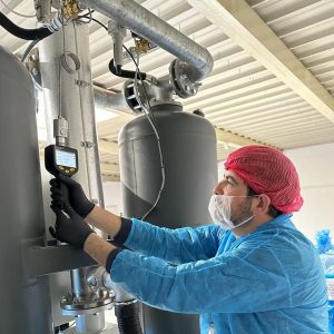 Przenośny miernik punktu rosy do sprężonego powietrza i gazów S520 (-100... +20 °C Td / -60... +50 °C Td) - w użyciu